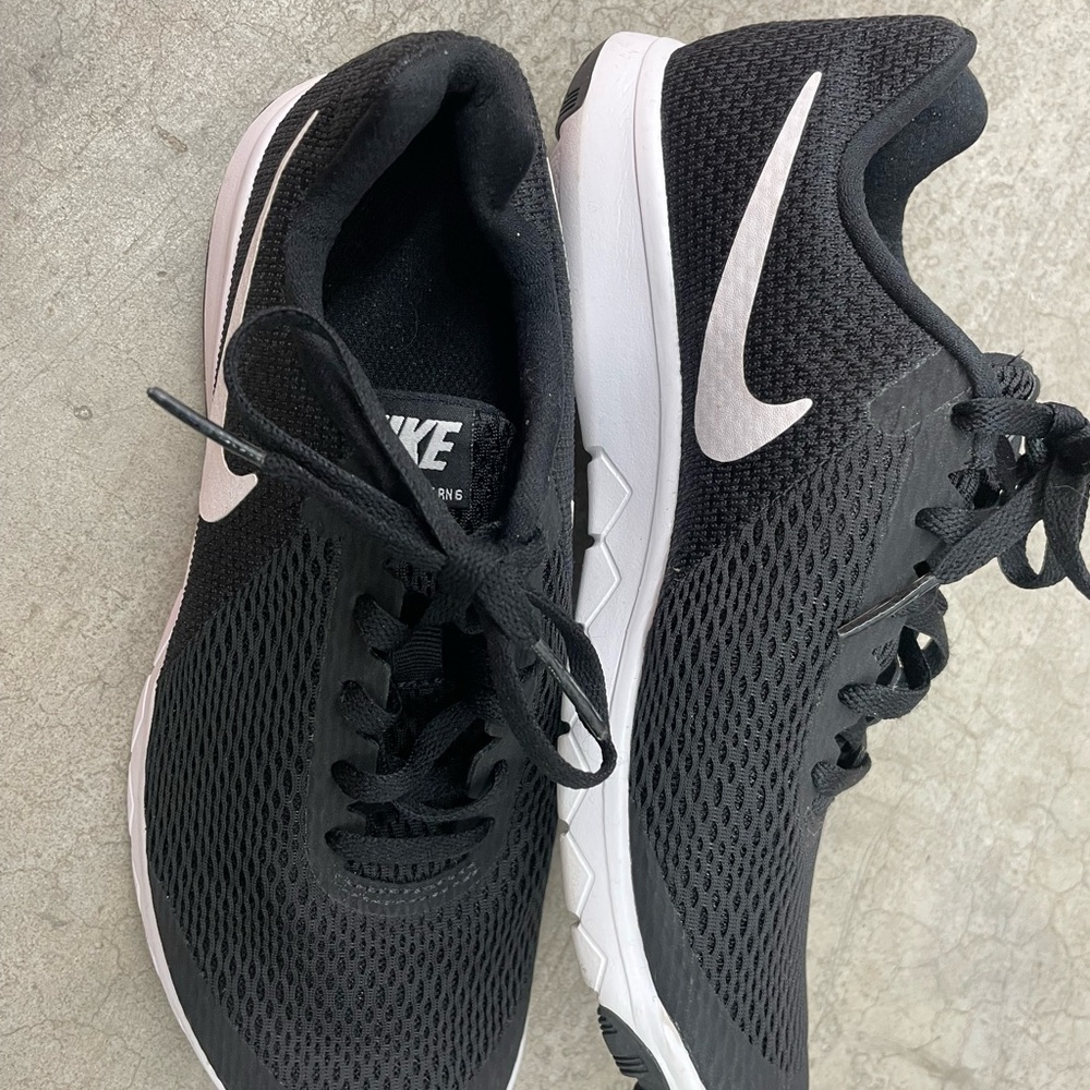 Nike Women's Black Flex Experience RN 6 Size 6.5 - Picture 2 of 8